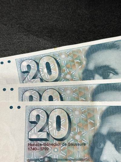 《外钞收藏家》第五百七十四期（精选场）（本平台长期征集拍品、欢迎藏友们联系合作） 1990年瑞士20法郎 3张一起 UNC- 有污渍点