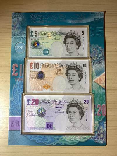 【礼羽收藏】🌏世界钱币拍卖第106期 - 【HA01/AA01 001216 】全新UNC 英国E序列再版5-10-20镑纸币 女王钞 稀少册装版 首发全同千位小号无3457尾1216 千位朦胧号