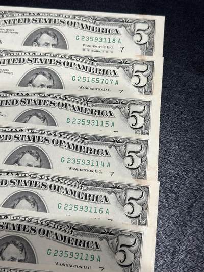 《外钞收藏家》第五百七十四期（精选场）（本平台长期征集拍品、欢迎藏友们联系合作） 1993年美国小头版5美元 8张一起 含豹子号111 无折 有黄斑