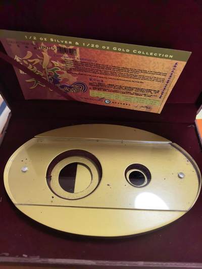 长老汇蛇年精选第五十九场拍卖 2005澳大利亚鸡年金银币套盒，金银币已经拿出，仅剩空盒，含证书1张，赠送蒙古纸币1枚，盒子有磨损