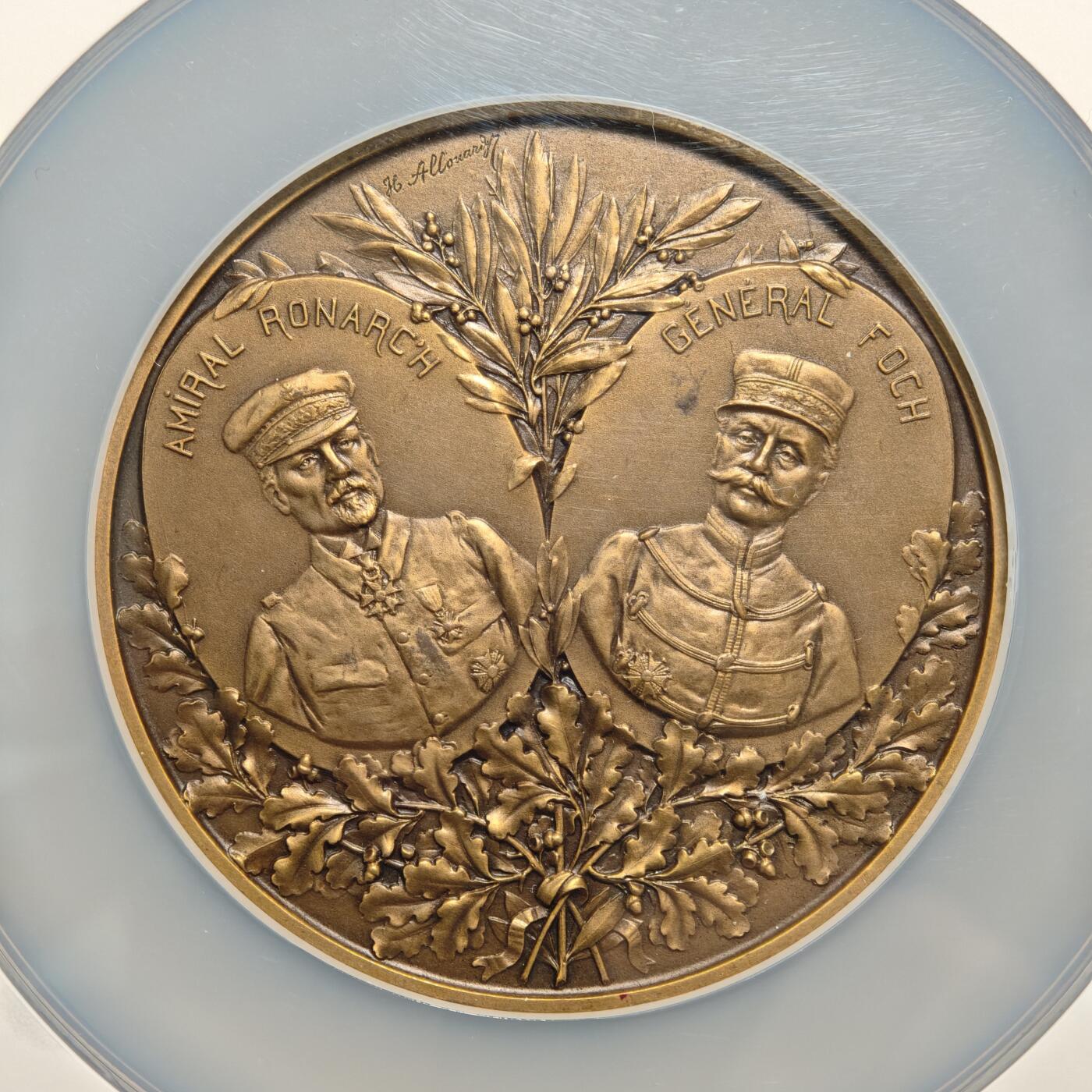 【德藏】世界币章拍卖第149期（拍品征集中~欢迎藏友联系） 1914年 法国伊珀尔战役胜利68mm纪念大铜章 NGC MS62BN 正面描绘了法国圣女贞德面前法国公鸡斗败德国雄鹰和士兵战斗场景，背面是法国一战著名元帅斐迪南·福煦和罗伯特·尼维尔陆军上将的头像，周围环绕橄榄枝。人物众多，雕刻精美，品相完好，早期评级，NGC低评