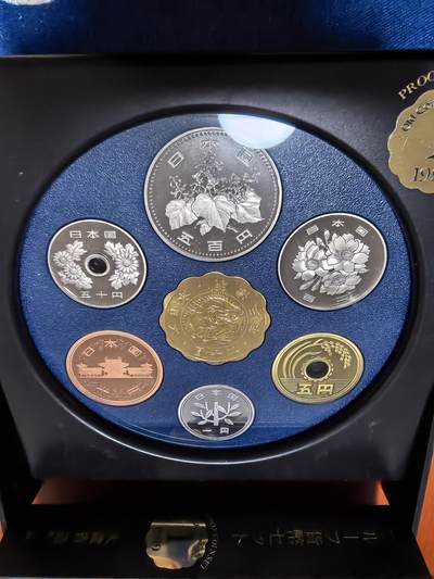 长老汇蛇年精选第五十九场拍卖 1999日本老钱币系列之一6枚精制币套装小方盒，含银质梅花形银章1枚，单面镀金