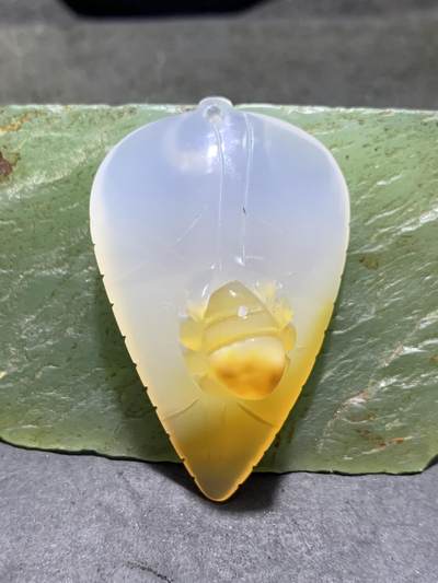 精美手工雕刻天然原皮马达加斯加玛瑙俏色巧雕树叶蜘蛛吊坠(把件)一个 - 精美手工雕刻天然原皮马达加斯加玛瑙俏色巧雕树叶蜘蛛吊坠(把件)一个