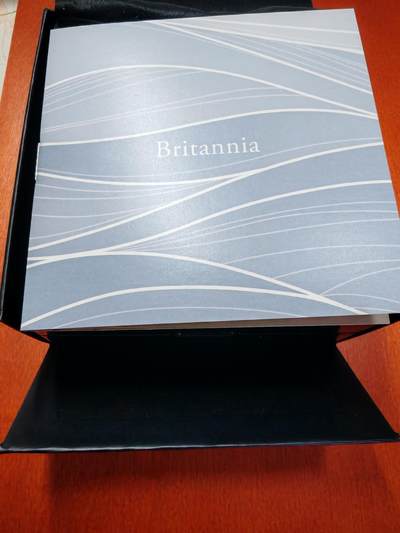 长老汇蛇年精选第五十九场拍卖 2022英国不列颠女神5英镑精制银币，2盎司999银，550枚，盒证全，钢琴烤漆木盒，仪式感十足的英国皇家造币厂包装盒