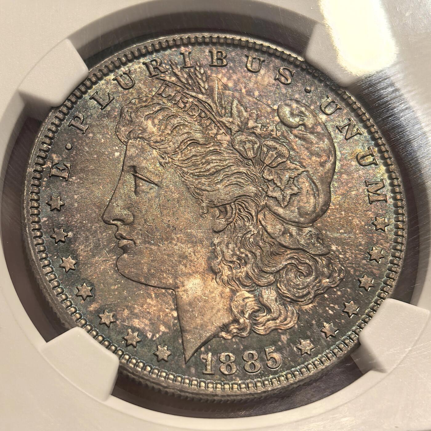 博洋堂世界钱币拍卖第142期（全场包邮） NGC MS64 美国1885年摩根银币P厂 女神面蓝紫满彩+蓝环彩 背面底光很好 漂亮的蓝月牙彩
