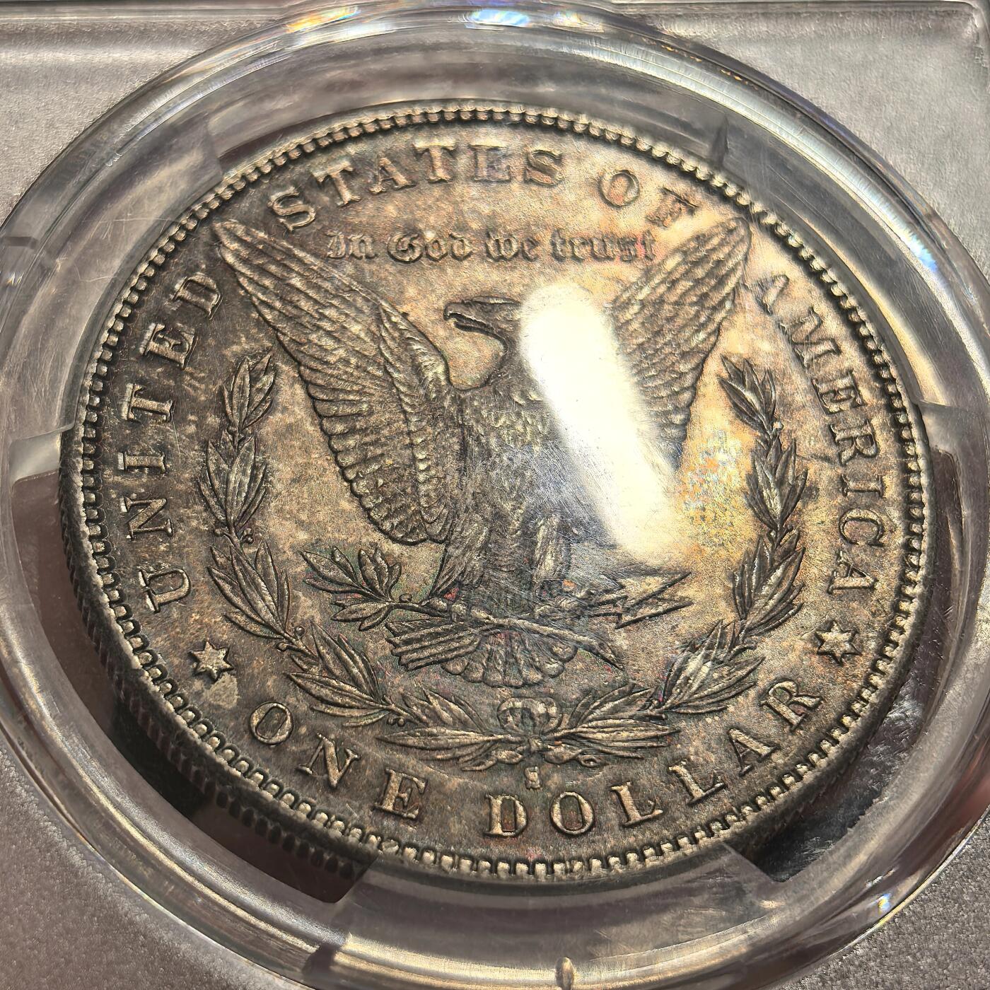 博洋堂世界钱币拍卖第142期（全场包邮） PCGS MS64 美国1881年摩根银币S厂 两面金灰满彩 边缘带有蓝彩 底光充足 该枚两面难得彩系统一 两面均带转光效果