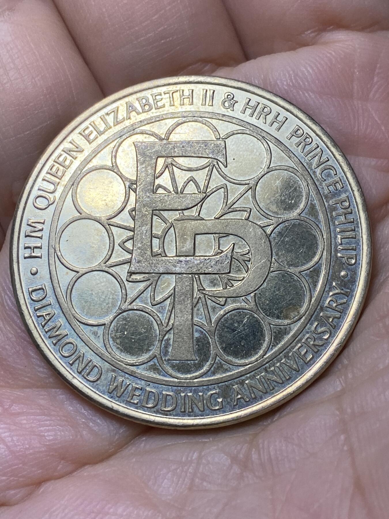 2025年第一百零六场(总第一百三十二场）外国好品散币(免佣金) 英国🇬🇧纪念章，直径38毫米，厚2.2毫米，重19.22克(伊丽莎白二世和菲利普亲王60周年钻石婚纪念章)