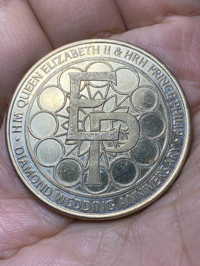 2025年第一百零六场(总第一百三十二场）外国好品散币(免佣金) - 英国🇬🇧纪念章，直径38毫米，厚2.2毫米，重19.22克(伊丽莎白二世和菲利普亲王60周年钻石婚纪念章)