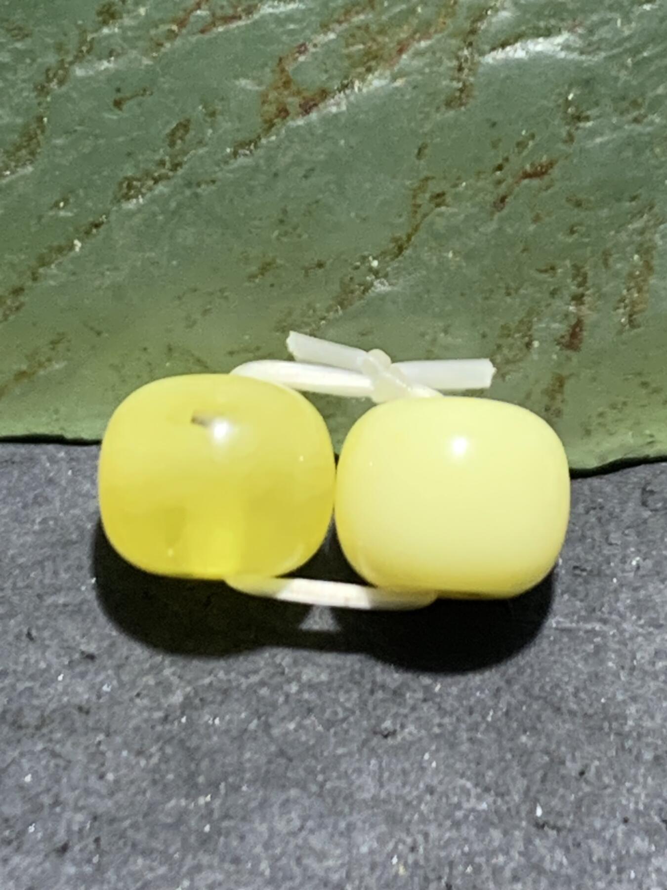 天然俄料原矿蜜蜡小尺寸老形桶珠腰珠两颗，