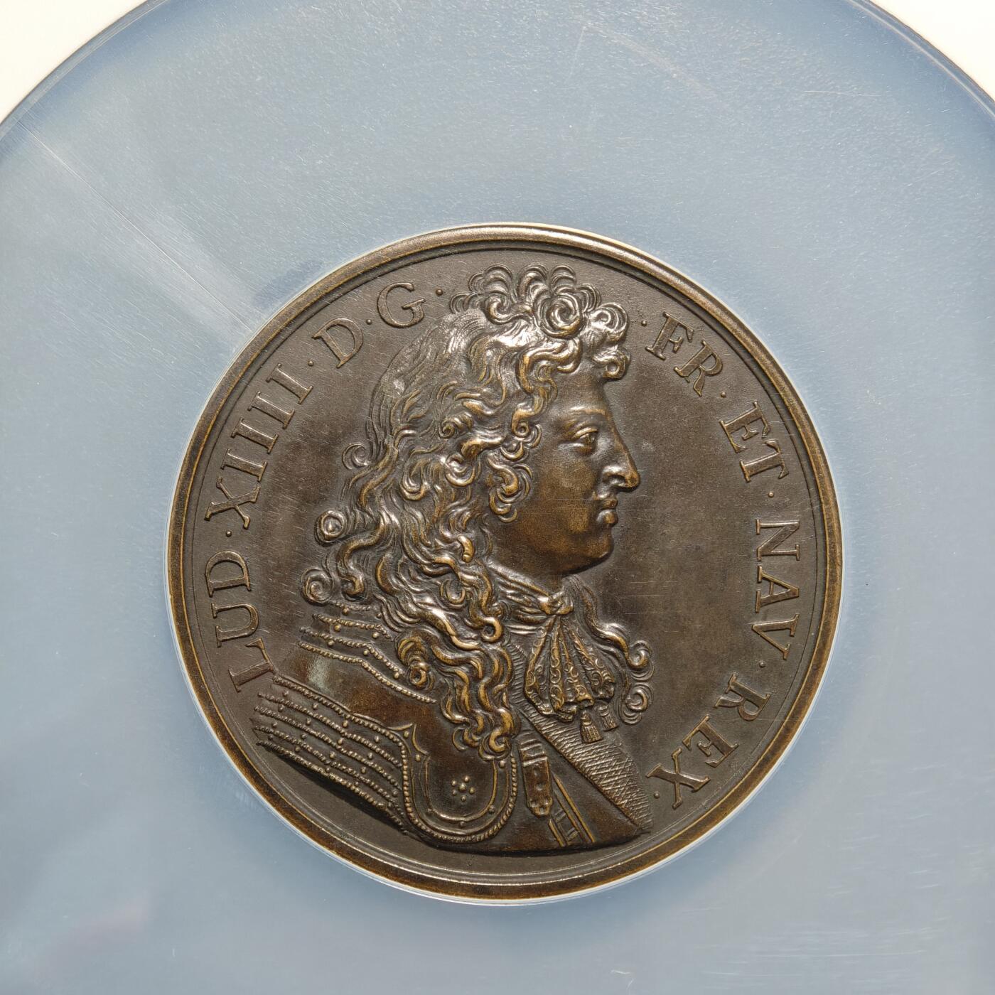 【德藏】世界币章拍卖第149期（拍品征集中~欢迎藏友联系） 1662年 法国路易十四时期饥荒救济51mm纪念大铜章，NGC MS61BN 正面是路易十四的右侧面肖像，背面是饥荒救济场景。原铸高浮雕，少见品种，经历360多年仍品相完好