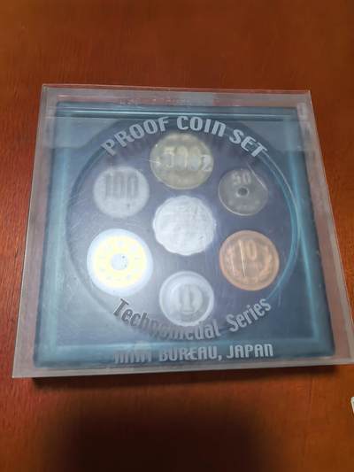 长老汇蛇年精选第五十九场拍卖 2002日本科技系列之一6枚精制币套装小方盒，含银质梅花形银章1枚