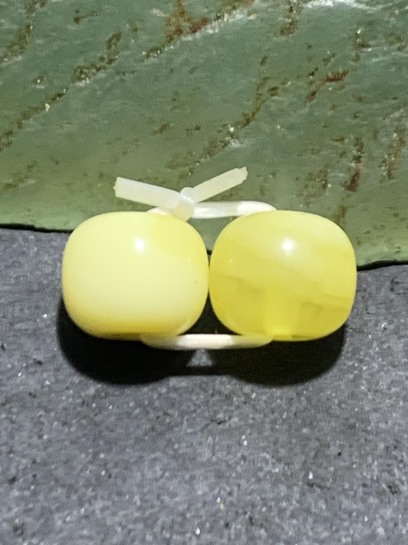 天然俄料原矿蜜蜡小尺寸老形桶珠腰珠两颗，