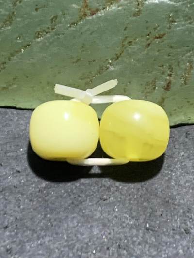 天然俄料原矿蜜蜡小尺寸老形桶珠腰珠两颗， - 天然俄料原矿蜜蜡小尺寸老形桶珠腰珠两颗，