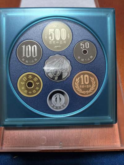 长老汇蛇年精选第五十九场拍卖 2002日本科技系列之一6枚精制币套装小方盒，含银质梅花形银章1枚