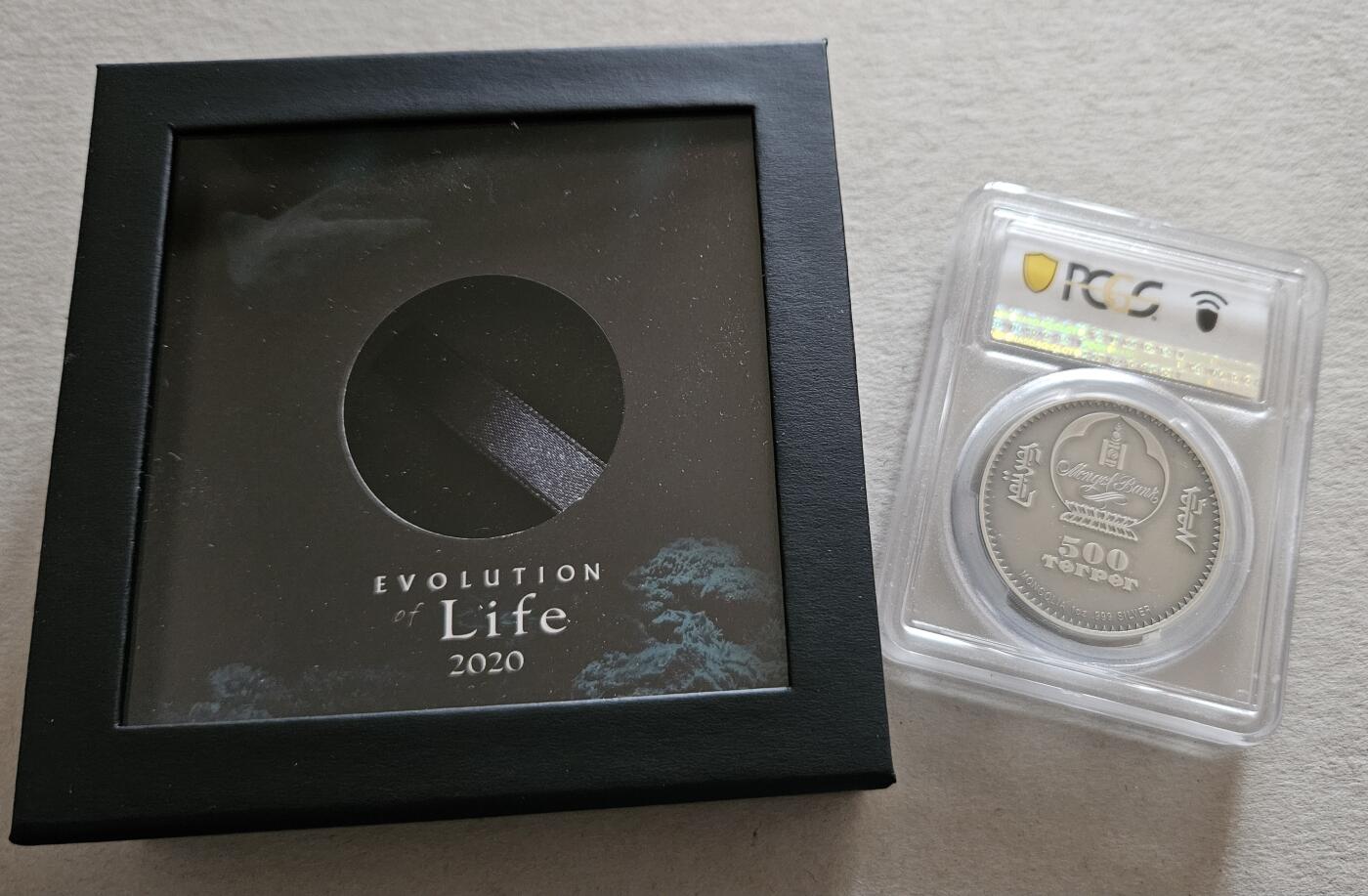 【币将精彩】世界钱币拍卖（2025-10-15） PCGS蒙古2020年生命进化笠头螈镀金银币  999银1盎司，发行999枚，评级币带证书包装。