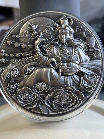 第177期拍卖【长期征集拍品】 - 乍得2023年嫦娥和玉兔铜银双金属仿古纪念银币，金属:1盎司银+4.5盎司铜，重量:1盎司+4.5盎司，直径:60毫米，发行：688枚