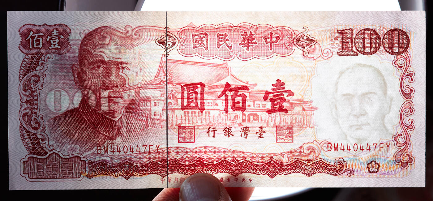 【俄甄集藏】桂馥兰馨-2025年(043)10-15星期三晚 19:30 全场包邮 中国台湾1987年版孙像100元、1981年版蒋像500元/1000元纸币三张一组，全品UNC难得