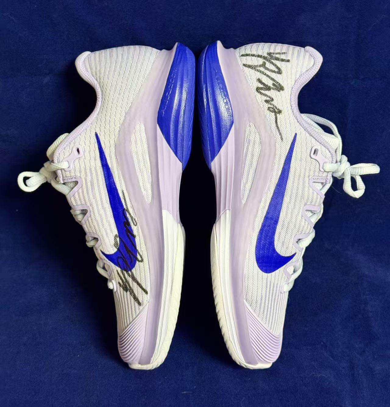 零元拍：你的坚韧如盛夏的树，风雨过后更见风骨！ 我们期待下一个春天，看你再次破土生长！ 郑钦文23岁生日快乐！！ 郑钦文亲笔签名NIKE VAPOR 12 PE 法网专属女子网球鞋。