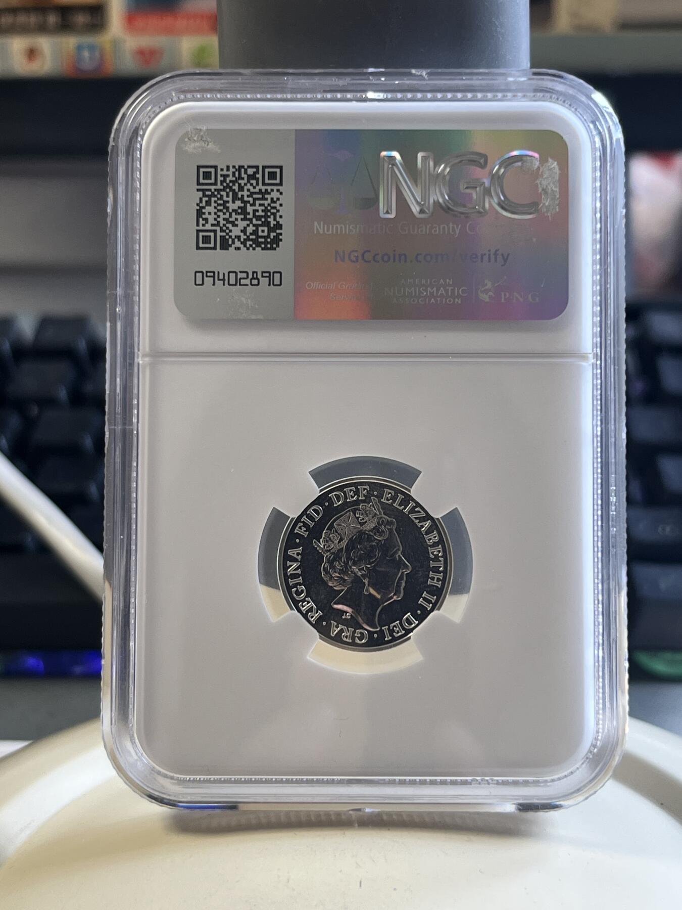 第177期拍卖【长期征集拍品】 英国2022年1英镑纪念银币NGC评级，3.56克，925银，带一本资料