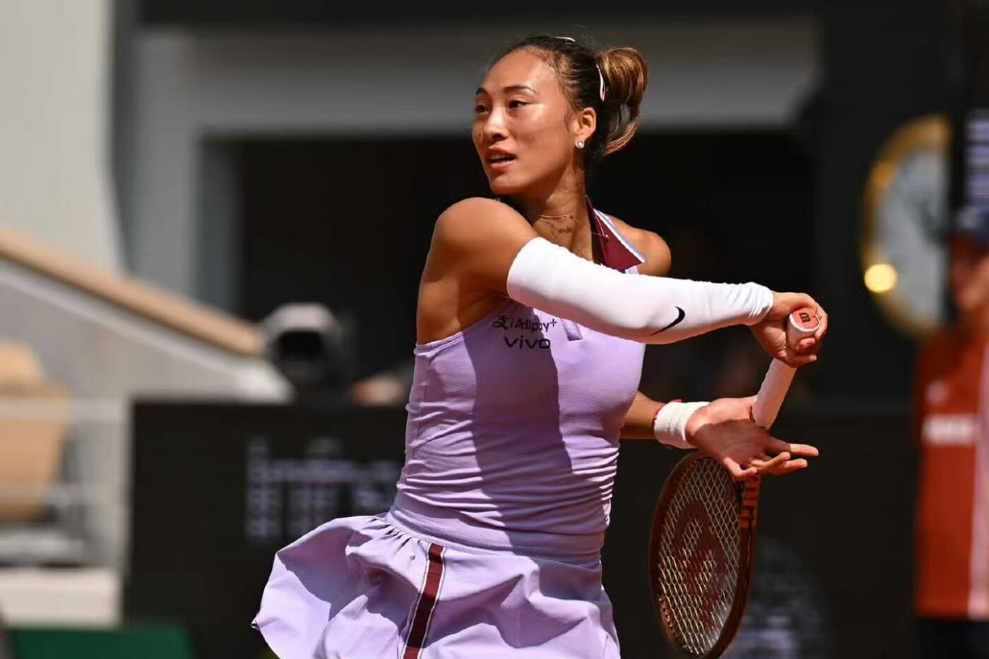 零元拍：你的坚韧如盛夏的树，风雨过后更见风骨！ 我们期待下一个春天，看你再次破土生长！ 郑钦文23岁生日快乐！！ 郑钦文亲笔签名NIKE VAPOR 12 PE 法网专属女子网球鞋。