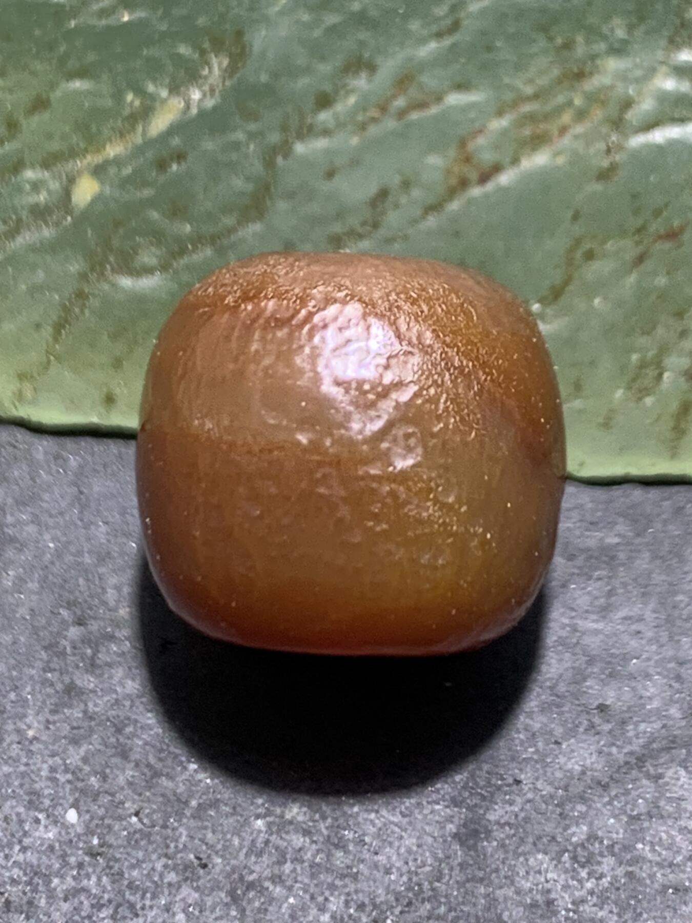 高玉化风化纹酒红玛瑙随形桶珠一颗，