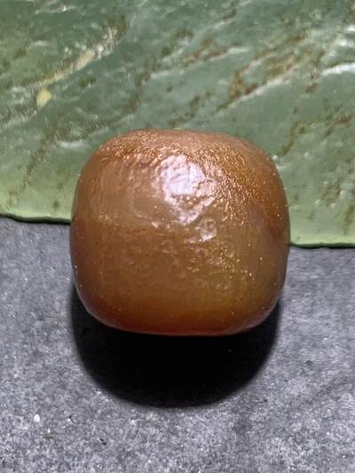 高玉化风化纹酒红玛瑙随形桶珠一颗， - 高玉化风化纹酒红玛瑙随形桶珠一颗，