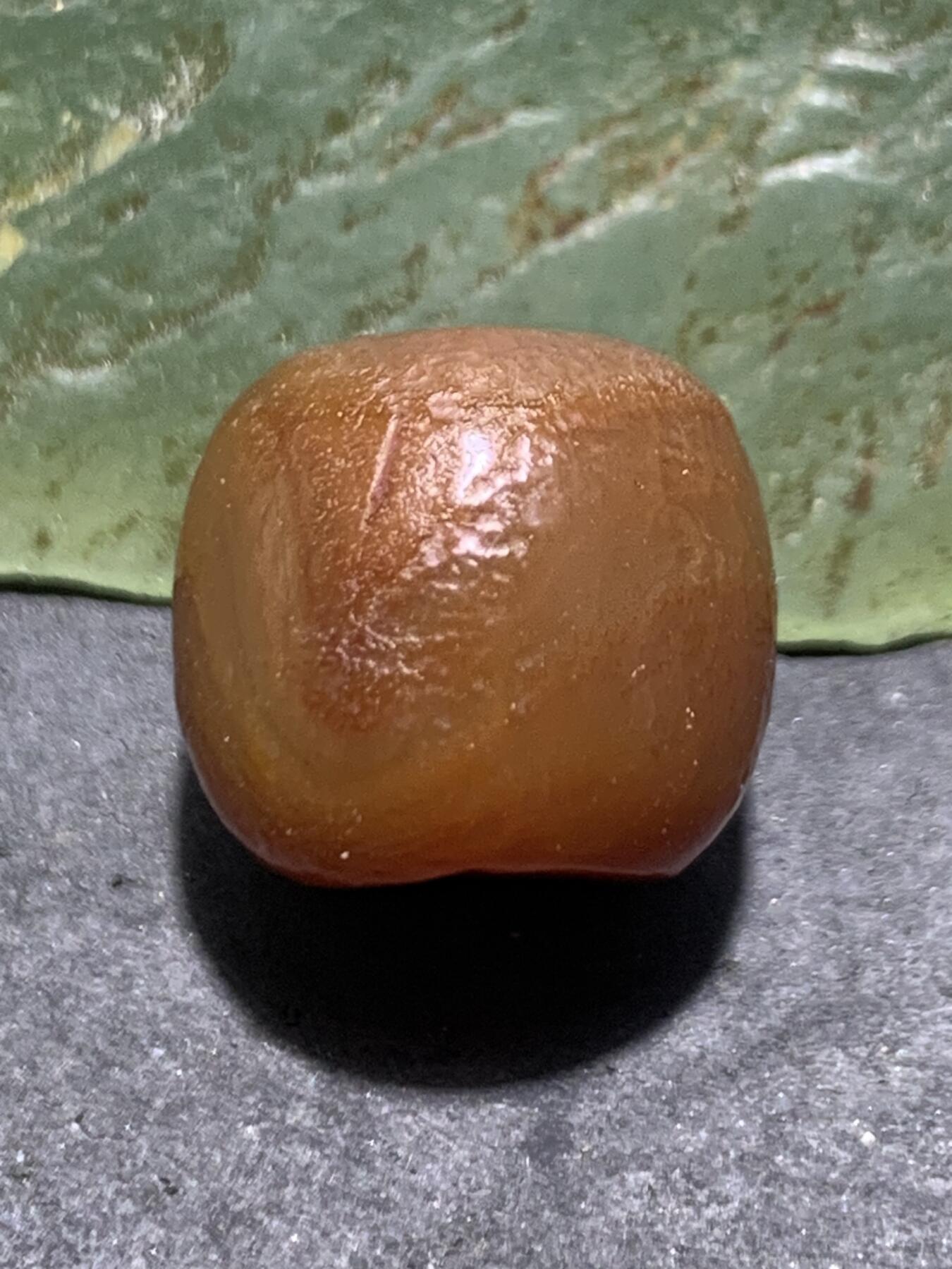 高玉化风化纹酒红玛瑙随形桶珠一颗，