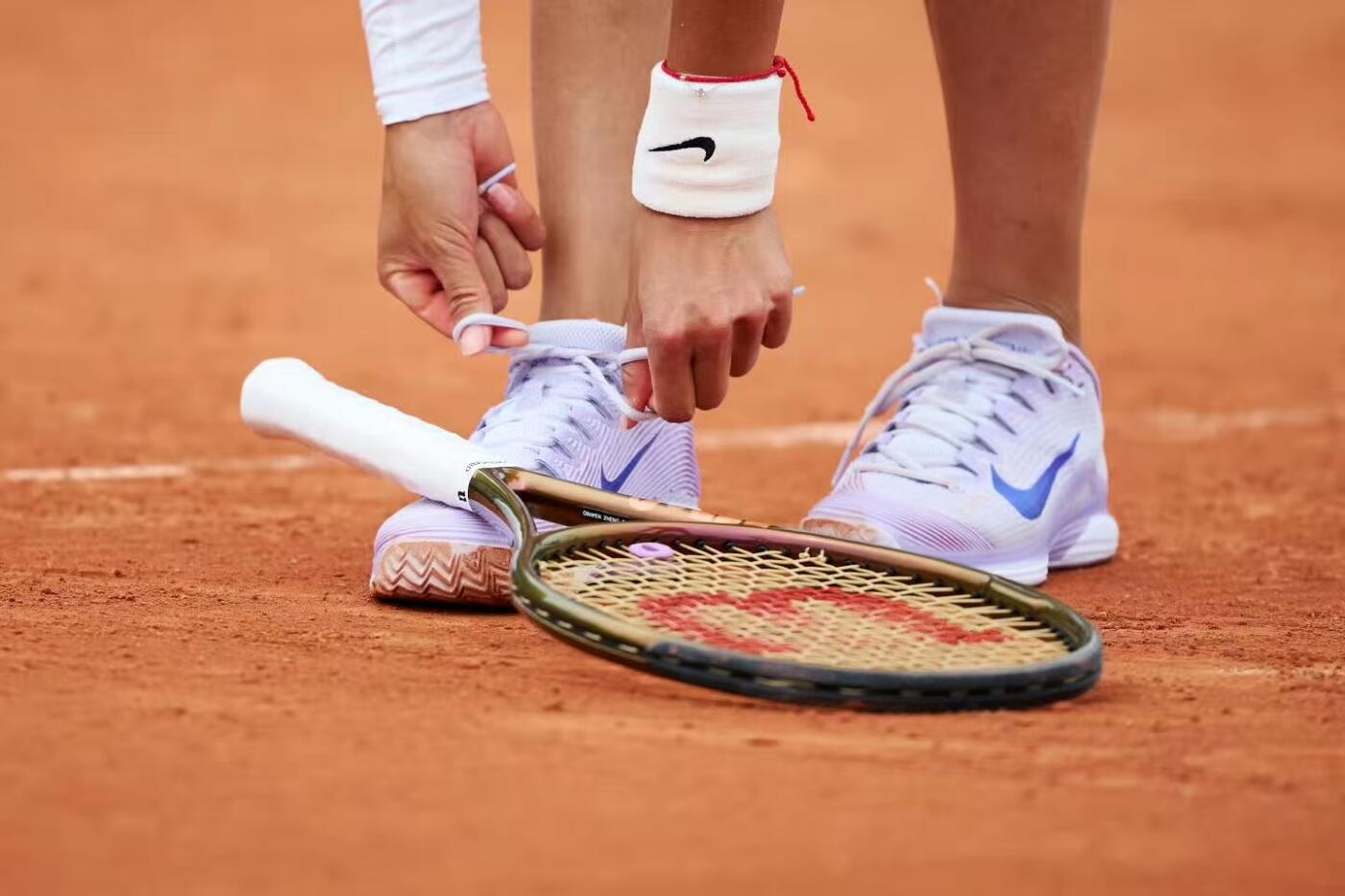 零元拍：你的坚韧如盛夏的树，风雨过后更见风骨！ 我们期待下一个春天，看你再次破土生长！ 郑钦文23岁生日快乐！！ 郑钦文亲笔签名NIKE VAPOR 12 PE 法网专属女子网球鞋。