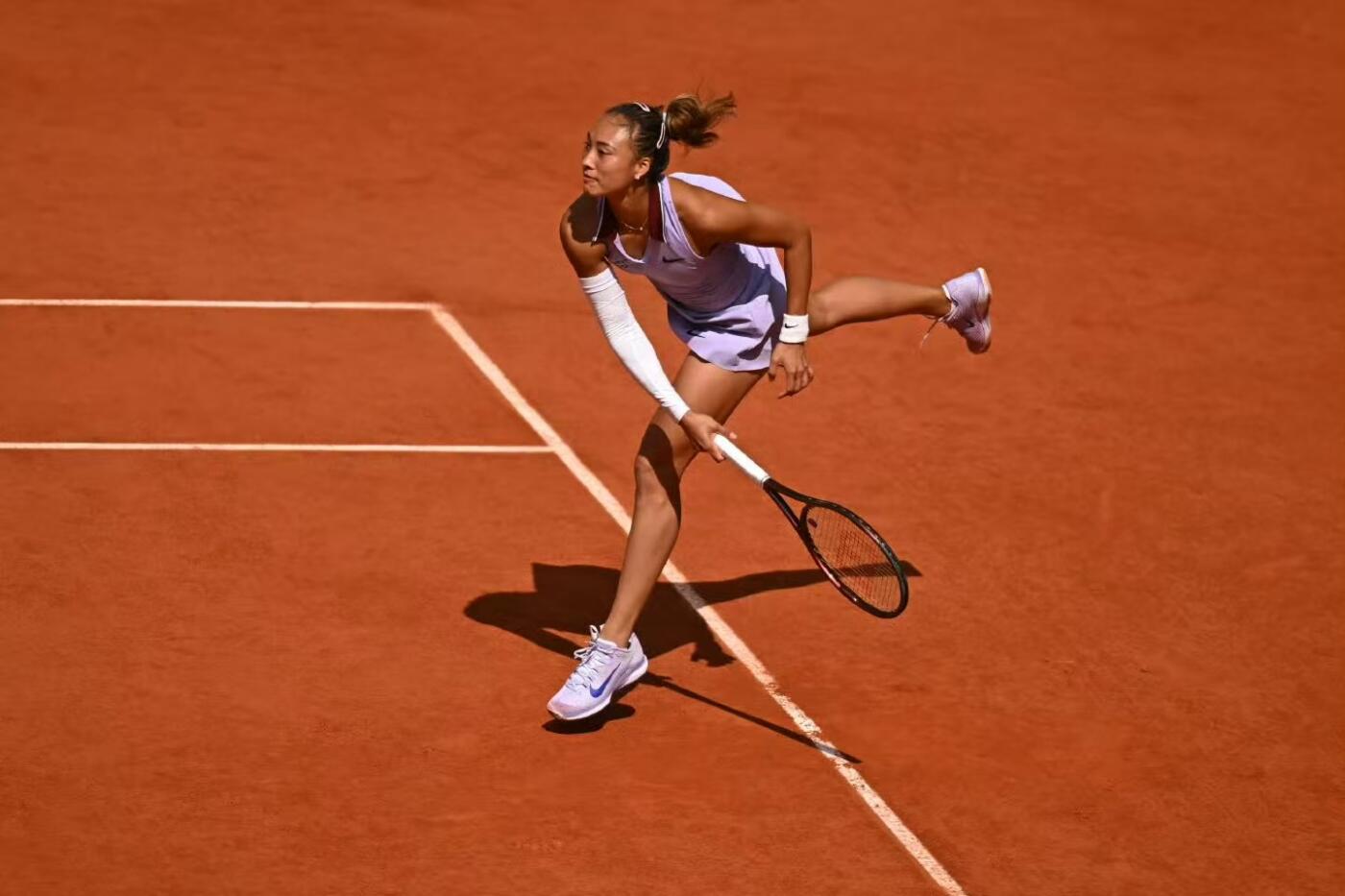 零元拍：你的坚韧如盛夏的树，风雨过后更见风骨！ 我们期待下一个春天，看你再次破土生长！ 郑钦文23岁生日快乐！！ 郑钦文亲笔签名NIKE VAPOR 12 PE 法网专属女子网球鞋。