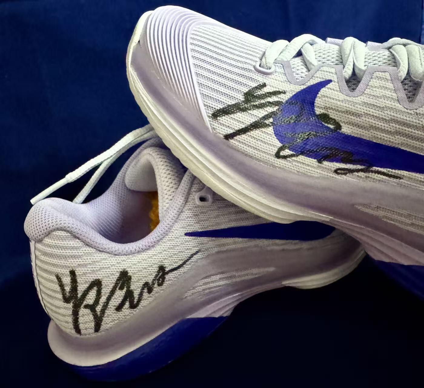 零元拍：你的坚韧如盛夏的树，风雨过后更见风骨！ 我们期待下一个春天，看你再次破土生长！ 郑钦文23岁生日快乐！！ 郑钦文亲笔签名NIKE VAPOR 12 PE 法网专属女子网球鞋。