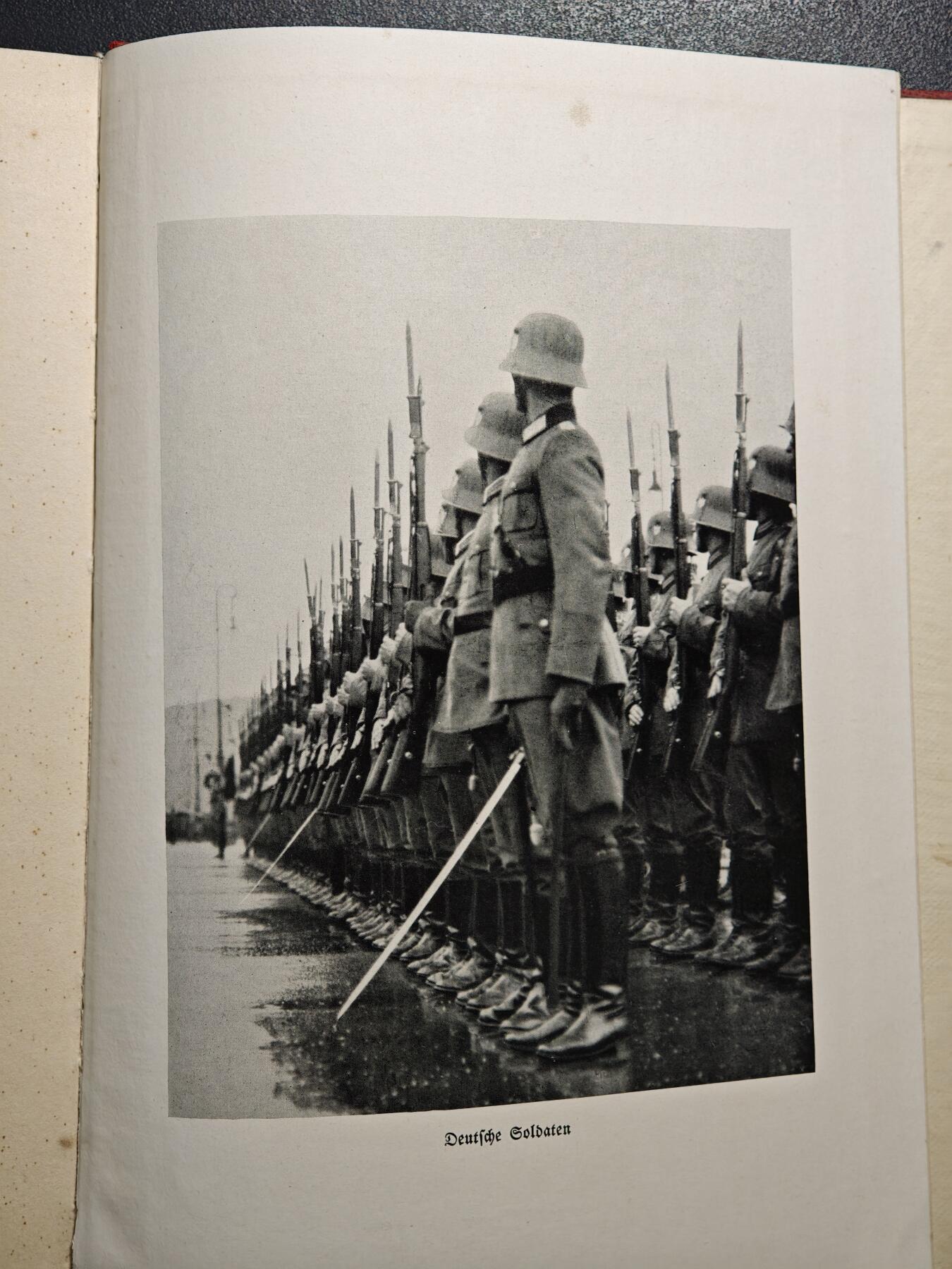 【德藏】世界币章拍卖第149期（拍品征集中~欢迎藏友联系） 93新 德国第三帝国1936年记录年鉴 布面硬壳精装 全书约：190页（原图请联系客服）