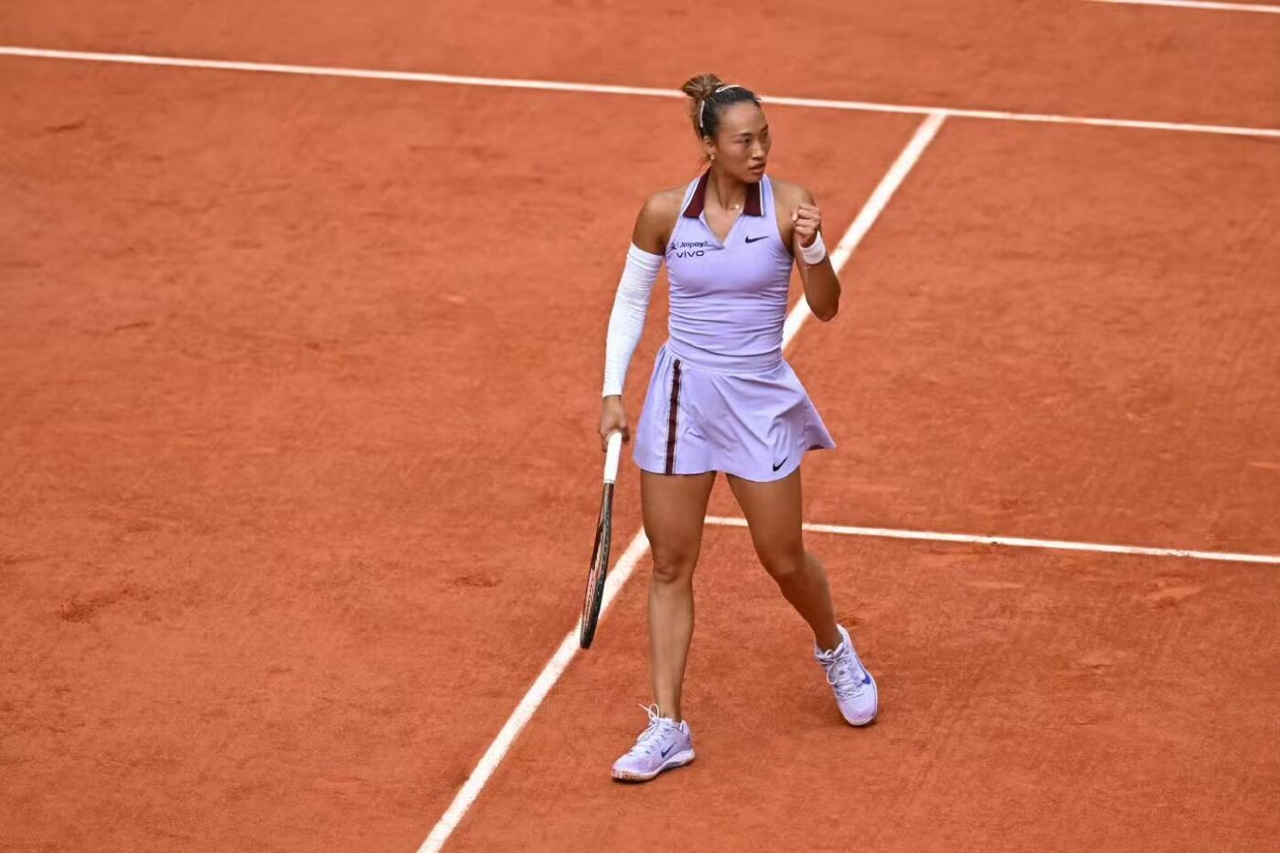 零元拍：你的坚韧如盛夏的树，风雨过后更见风骨！ 我们期待下一个春天，看你再次破土生长！ 郑钦文23岁生日快乐！！ 郑钦文亲笔签名NIKE VAPOR 12 PE 法网专属女子网球鞋。