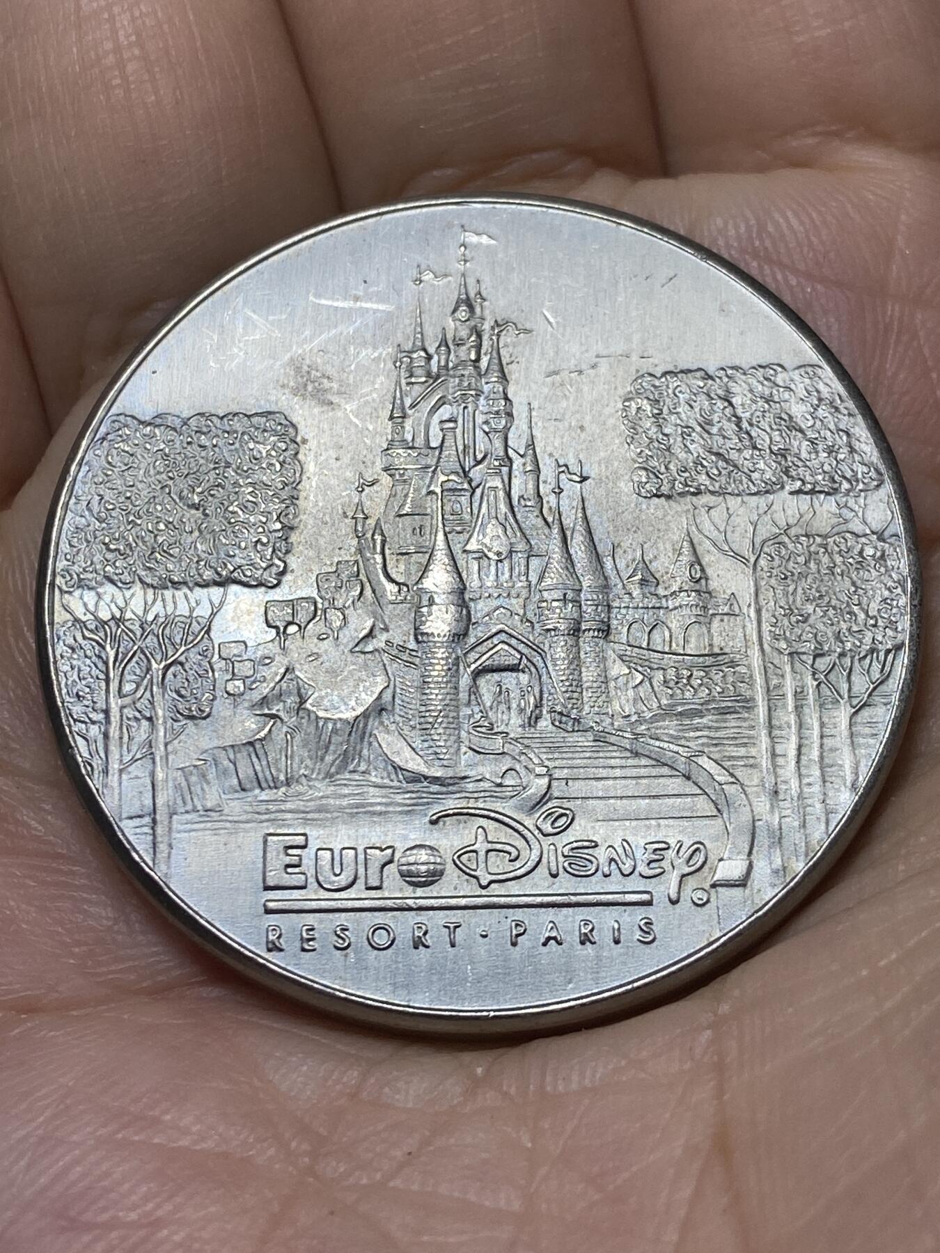 2025年第一百零七场(总第一百三十三场）外国好品散币(免佣金) 法国🇫🇷1992年迪士尼纪念章，直径41.4毫米，厚3毫米，重33.78克(美国之外第二座迪士尼乐园，巴黎迪士尼乐园纪念章)