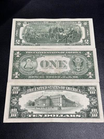 《外钞收藏家》第五百七十四期（精选场）（本平台长期征集拍品、欢迎藏友们联系合作） 2009年美国2美元、1990年10美元、1935年1美元蓝库印 3张一起 非全新 品相如图