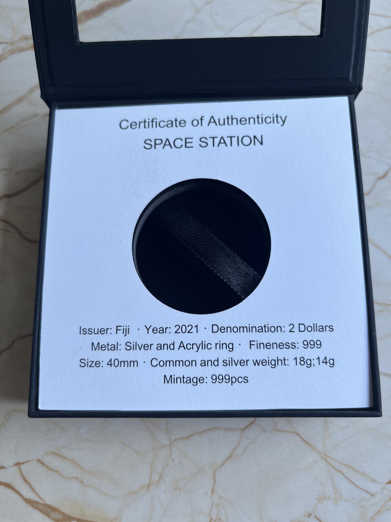 第177期拍卖【长期征集拍品】 斐济2021年镶透明亚克力宇宙空间站银币NGC-MS70原盒证书，999银+亚克力，14+4克，发行999枚，