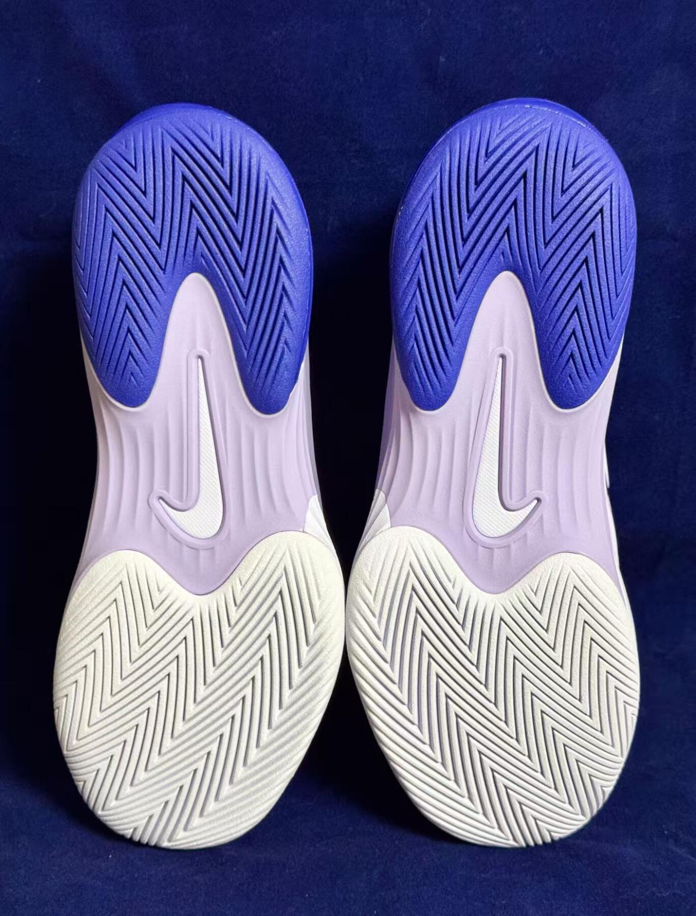 零元拍：你的坚韧如盛夏的树，风雨过后更见风骨！ 我们期待下一个春天，看你再次破土生长！ 郑钦文23岁生日快乐！！ 郑钦文亲笔签名NIKE VAPOR 12 PE 法网专属女子网球鞋。