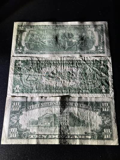 《外钞收藏家》第五百七十四期（精选场）（本平台长期征集拍品、欢迎藏友们联系合作） 2009年美国2美元、1990年10美元、1935年1美元蓝库印 3张一起 非全新 品相如图