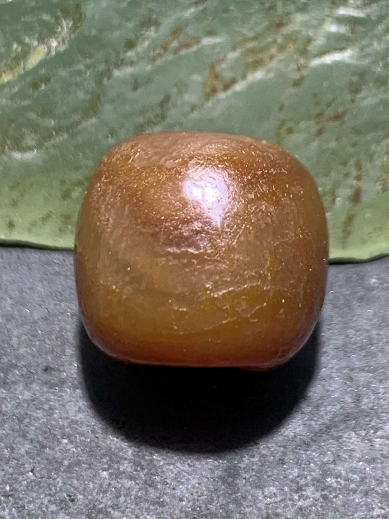 高玉化风化纹酒红玛瑙随形桶珠一颗，