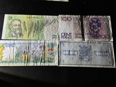 《外钞收藏家》第五百七十四期（精选场）（本平台长期征集拍品、欢迎藏友们联系合作） 澳大利亚2元、比利时100法郎、芬兰5马克、巴哈马1元 四张一起 非全新 品相如图
