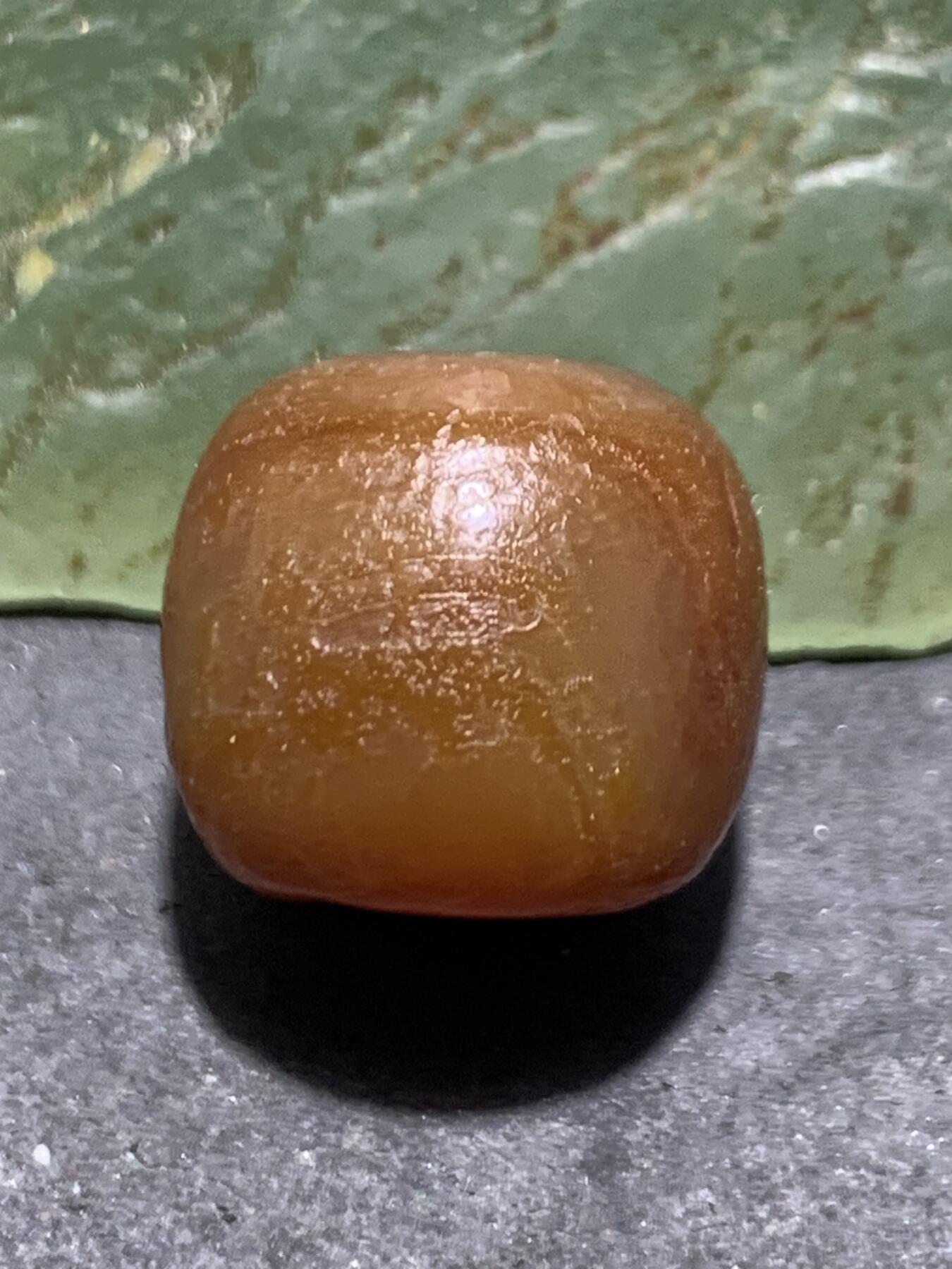 高玉化风化纹酒红玛瑙随形桶珠一颗，