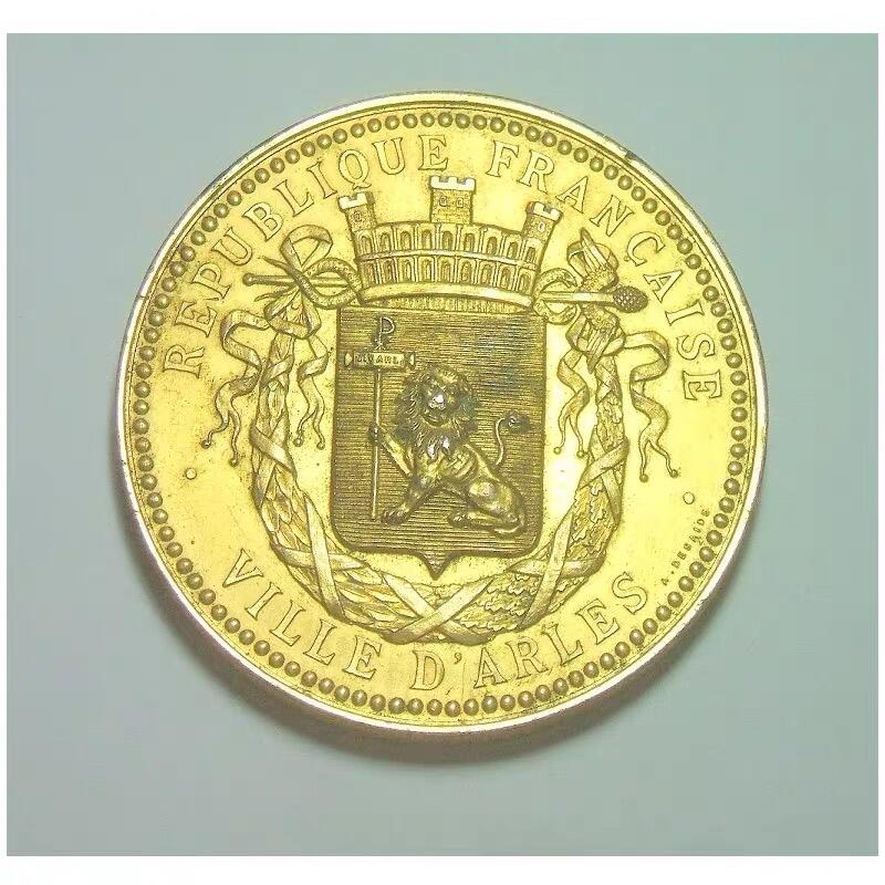 法国1890年阿尔勒市徽 狮子+城堡高浮雕精制大镀金章 50MM