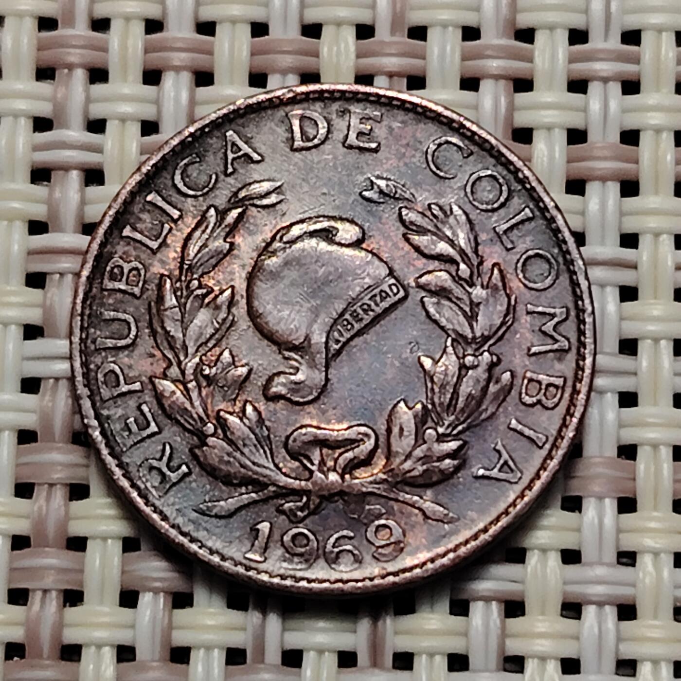 布加迪🐬～世界钱币(上海)🌾第 249 期 /  各国套币和散币 哥伦比亚🇨🇴 1969年 1分 自由帽