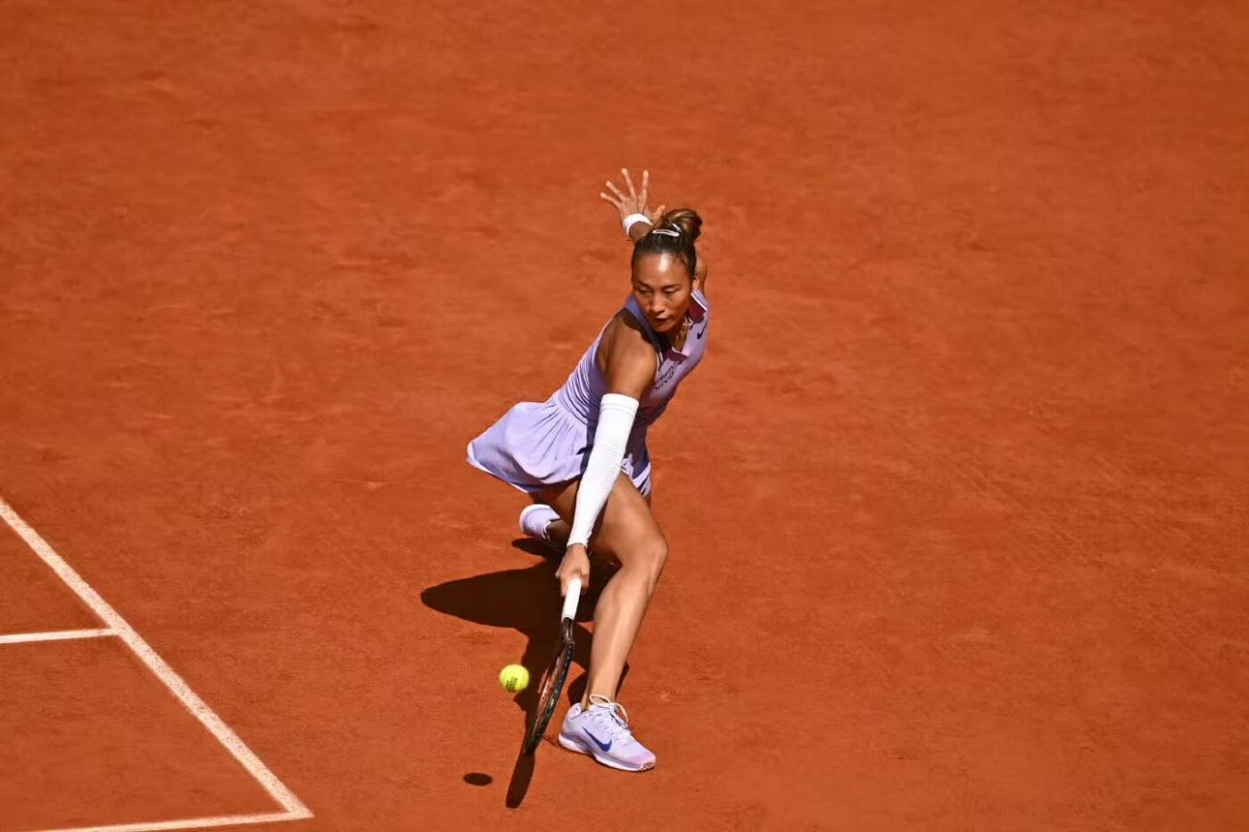 零元拍：你的坚韧如盛夏的树，风雨过后更见风骨！ 我们期待下一个春天，看你再次破土生长！ 郑钦文23岁生日快乐！！ 郑钦文亲笔签名NIKE VAPOR 12 PE 法网专属女子网球鞋。