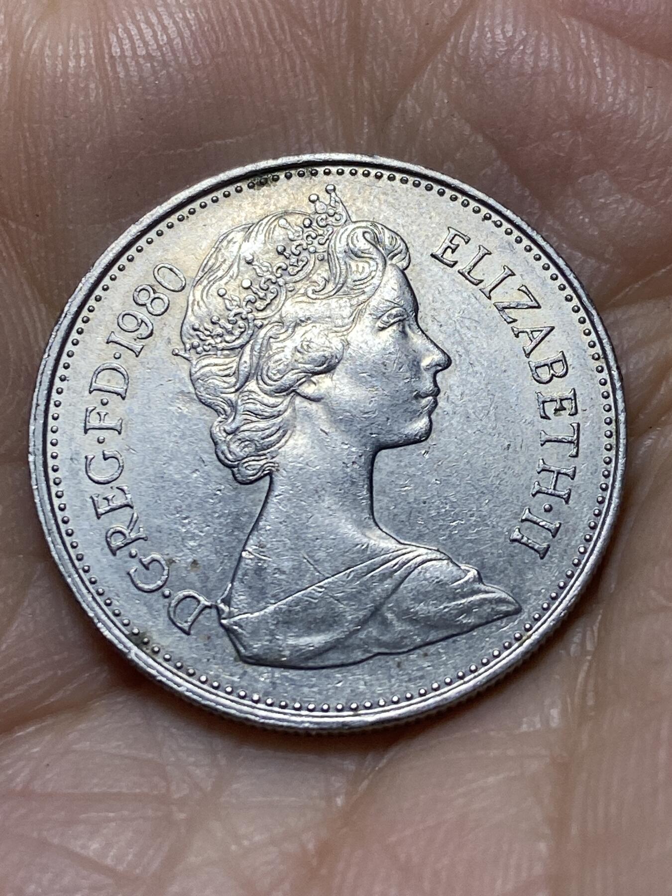 2025年第一百零七场(总第一百三十三场）外国好品散币(免佣金) 英国🇬🇧1980年5新便士(伊丽莎白二世中年花冠，十进制第一版)