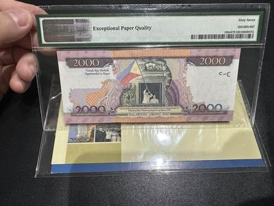 《外钞收藏家》第五百七十四期（精选场）（本平台长期征集拍品、欢迎藏友们联系合作） 2001年菲律宾2000比索 纪念钞 PMG67 带原装册子 A冠 无47
