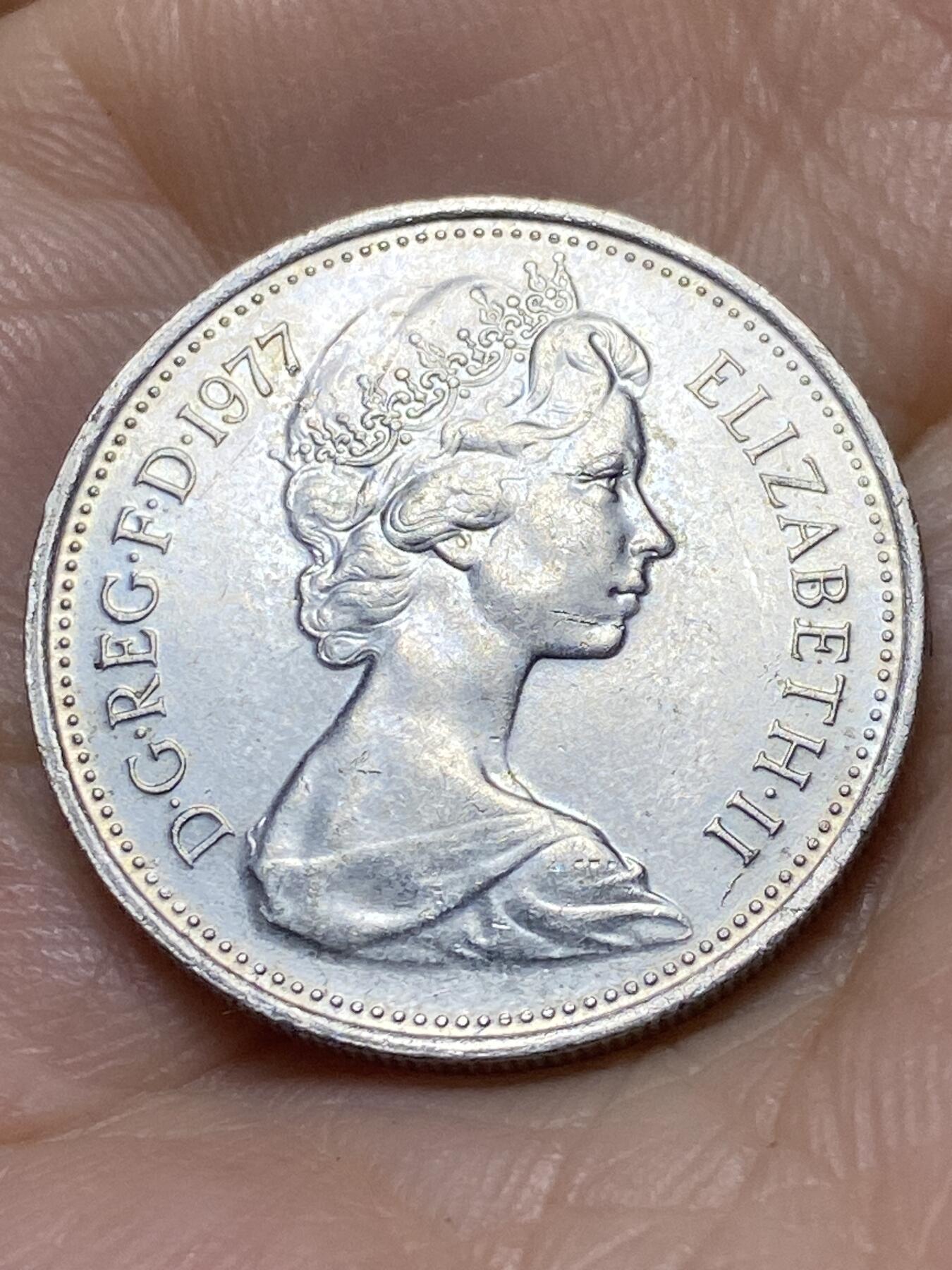 2025年第一百零七场(总第一百三十三场）外国好品散币(免佣金) 英国🇬🇧1977年5新便士(伊丽莎白二世中年花冠，十进制第一版)