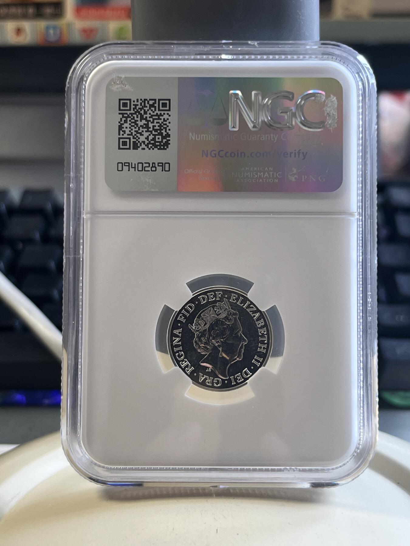 第177期拍卖【长期征集拍品】 英国2022年1英镑纪念银币NGC评级，3.56克，925银，带一本资料