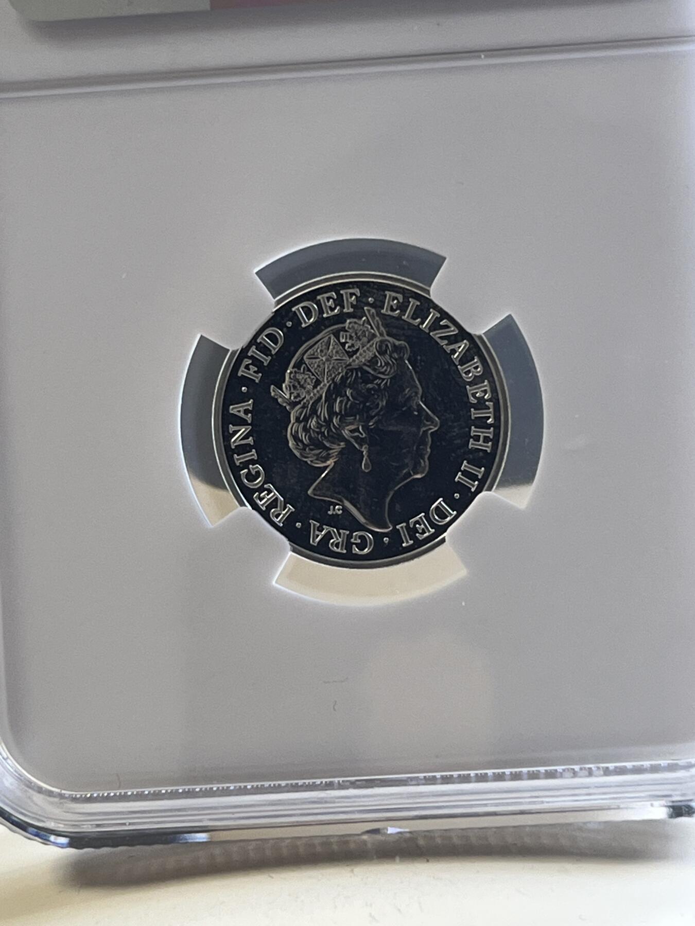 第177期拍卖【长期征集拍品】 英国2022年1英镑纪念银币NGC评级，3.56克，925银，带一本资料