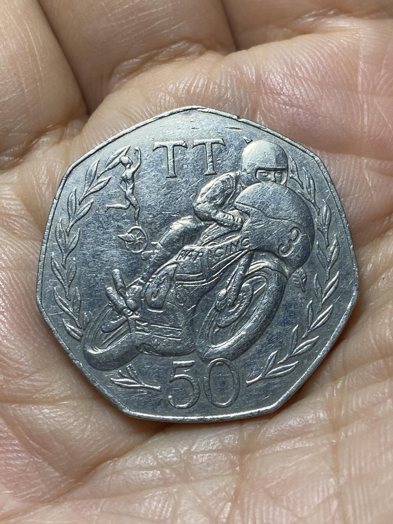 2025年第一百零七场(总第一百三十三场）外国好品散币(免佣金) 英属马恩岛🇮🇲1981单年份50便士(旅行杯摩托车大奖赛纪念币，AB，发行量3万枚)