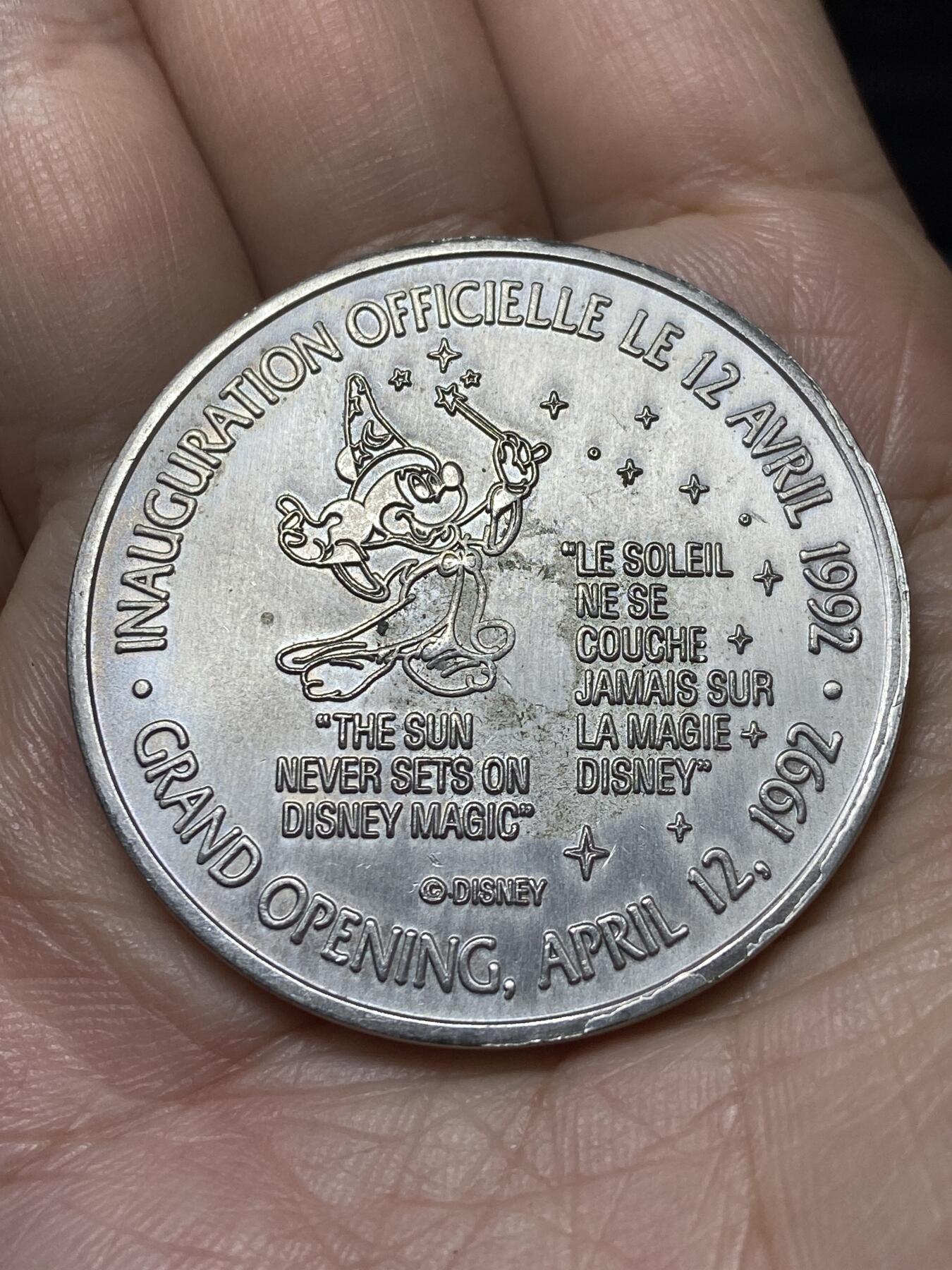 2025年第一百零七场(总第一百三十三场）外国好品散币(免佣金) 法国🇫🇷1992年迪士尼纪念章，直径41.4毫米，厚3毫米，重33.78克(美国之外第二座迪士尼乐园，巴黎迪士尼乐园纪念章)